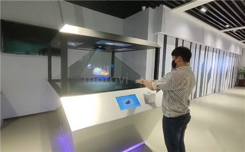 360度全息投影_3D全息展示柜_摩拓為工程案例_展廳現(xiàn)場(chǎng)參觀者與其互動(dòng)