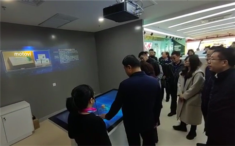 物體識(shí)別漫游桌應(yīng)用于數(shù)字展廳_展廳現(xiàn)場(chǎng)參觀圖（局部）_MOTOVI摩拓為工程案例