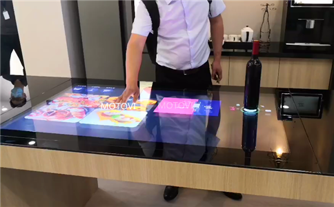 物體識別桌應用案例_參觀者進行互動體驗