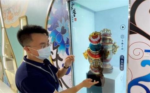 在北京展區(qū)，觀眾通過(guò)透明屏、互動(dòng)程序等數(shù)字化技術(shù)，了解國(guó)禮《和平尊》背后的文化故事。