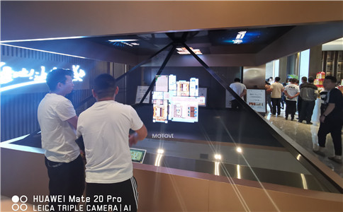 現(xiàn)場參觀者在360度全息投影影像技術互動裝置前參觀_互動體驗（局部圖）