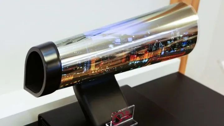輕薄、折疊、彎曲，這些屏幕形態(tài)都離不開 OLED 屏本身的結構特性