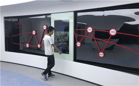 滑軌屏系統(tǒng)加速展廳構(gòu)筑互動新體驗場景，不一樣的科技盛宴